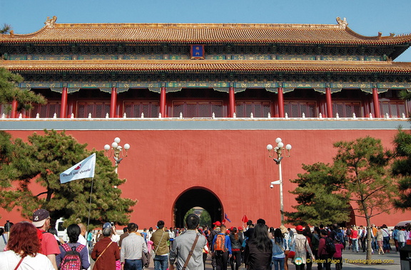 Large crowd entering the Forbidden City