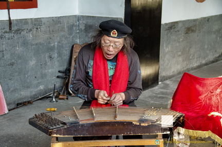 Man playing his gǔzhēng