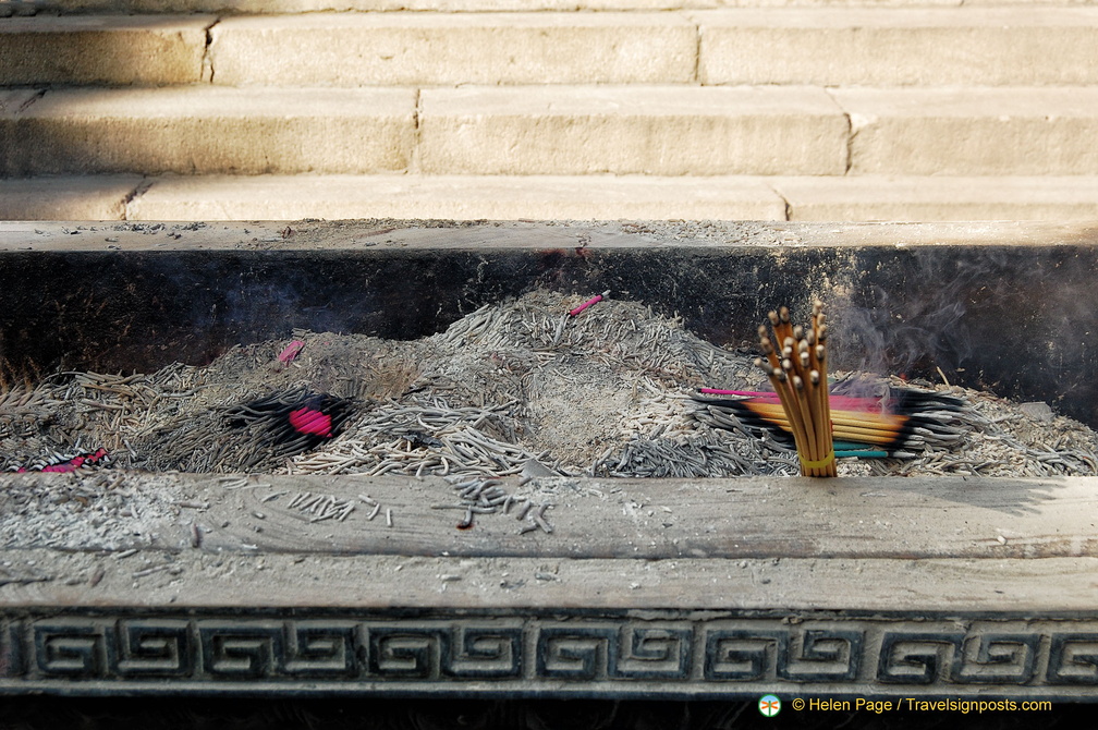 Puning Si - Incense Burning