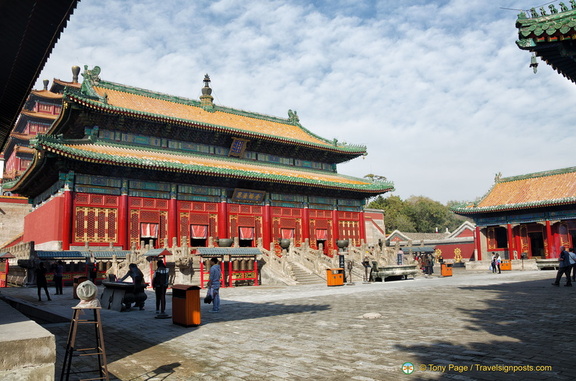 Puning Si Main Temple Courtyard