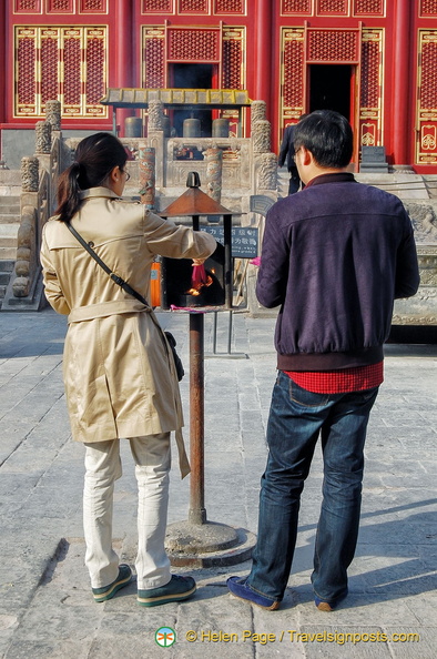 Puning Si - Making Offerings