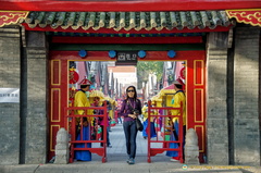 Exiting the Puning Street market