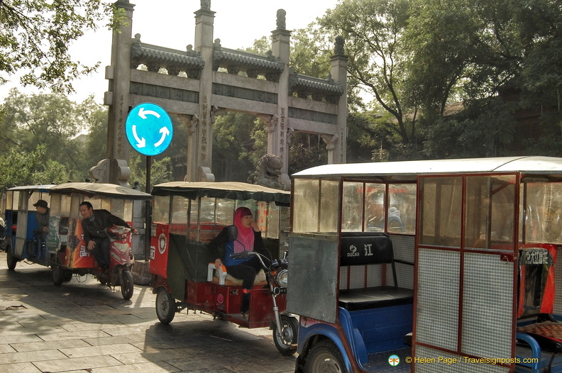 Tuk tuk stop at the Xi'an Muslim Quarter 