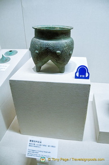 Shang Dynasty Four-legged Li Cooking Vessel