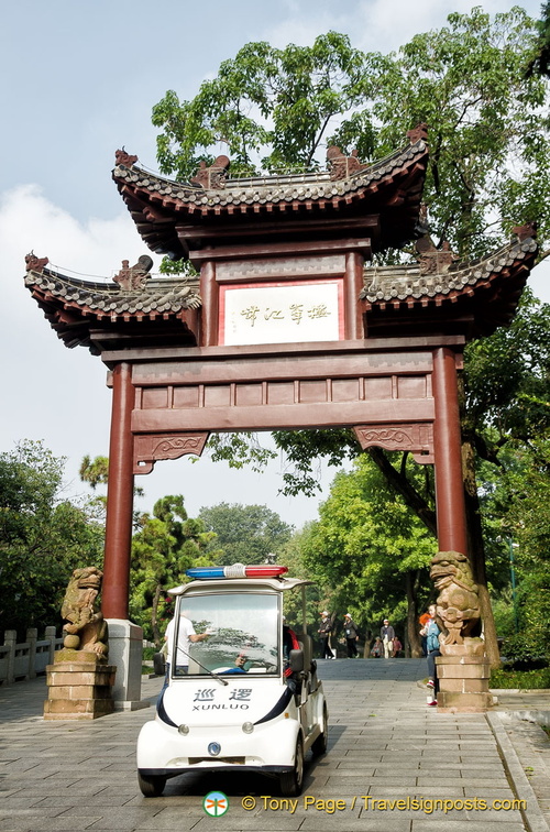 Honorific Archway with Guardian Lions