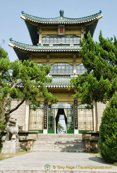 This pavilion was built for memorizing the works of Qu Yuan. Many of the exhibits are about him and include his literary masterpieces. wuhan-east-lake-AJP5044.jpg