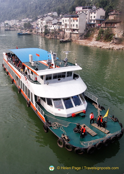 Visitors Arriving at the Three Gorges Tribe Scenic Spot