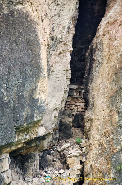 Hanging Coffin along Shennong Stream