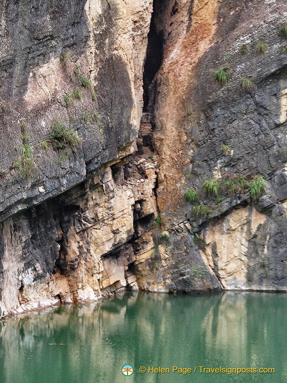 Hanging Coffin in the Crevice along Shennong Stream