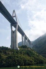 Close-up of the Badong Bridge