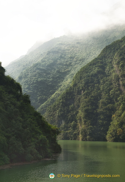 yangtze-shennong-stream-AJP5297.jpg