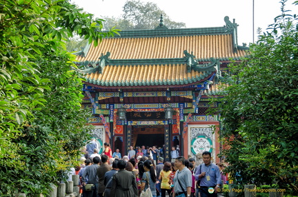 Crowds in Front of the Liaoyang Hall