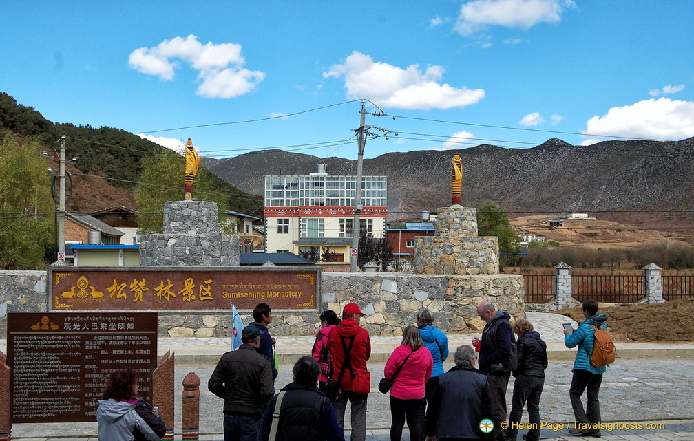 Waiting for the Bus to the Ganden Sumtseling Monastery