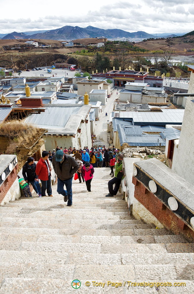 Stepping up to Ganden Sumtseling Monastery