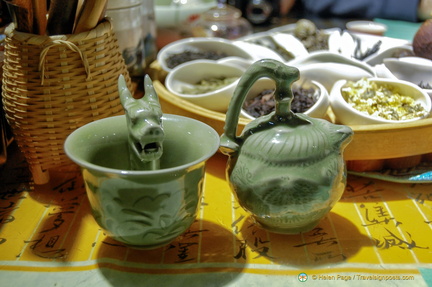 Gimmick tea cup and pot