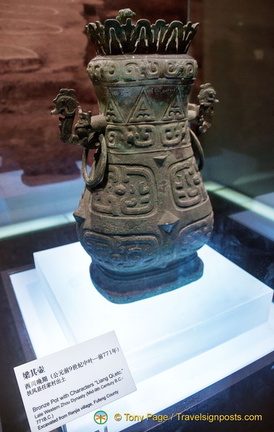 Bronze pot with engraved characters "Liang Qi"