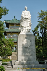 Statue of Qu Yuan in front of the Xingyinge 