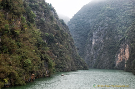 Scenic Cruise up the Shennong Stream