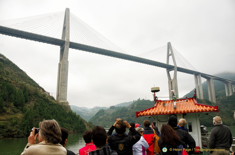 Cruising under the Badong Yangtze River Bridge 