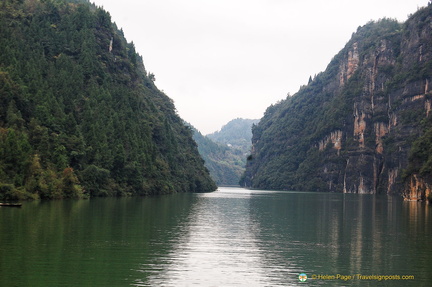 Sailing through the Shennong Gorge
